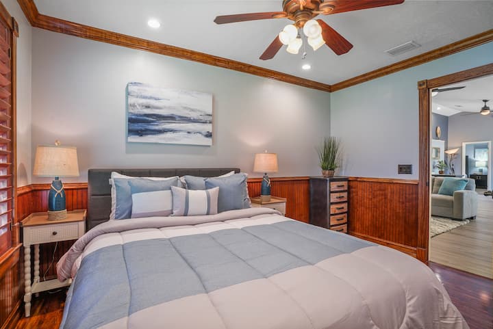 Втора спална соба со55-инчен HD паметен телевизор. 