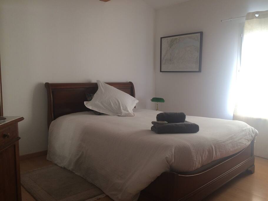 Lit en 140x190 sommier de matelassier + matelas neuf de 14 cm changé le 30 aout 2017.