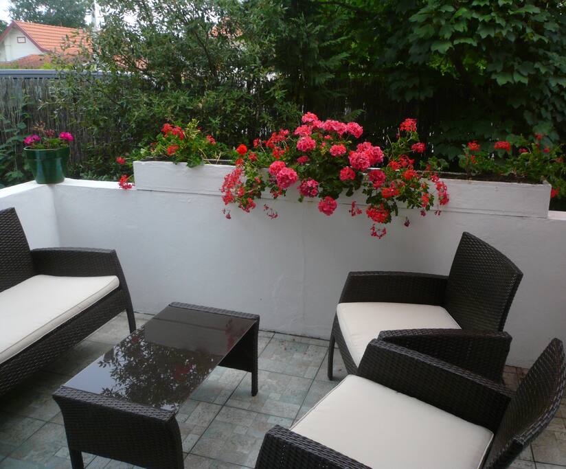 Terrasse devant la maison: pour le petit déjeuner ou l'apéritif, pendant que les enfants jouent dans le jardin à côté....