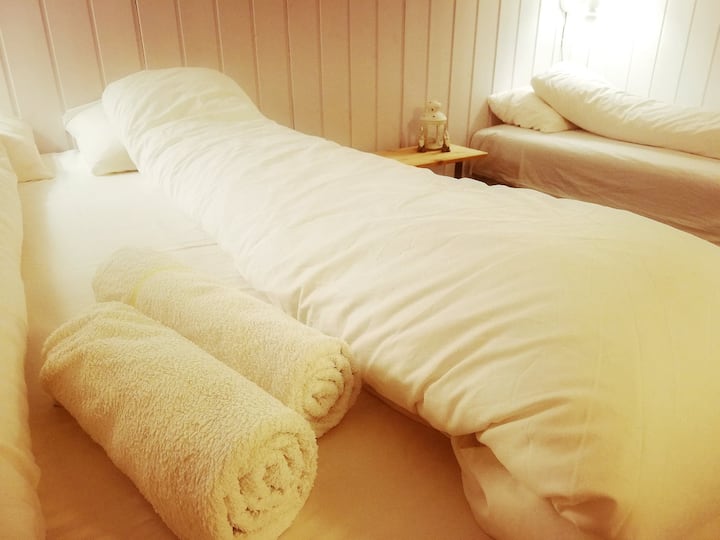 Მთავარი საძინებელი ორადგილიანი საწოლით.