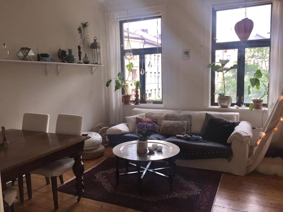 Bright living room with dinner table for 4. High chair is avalible.
