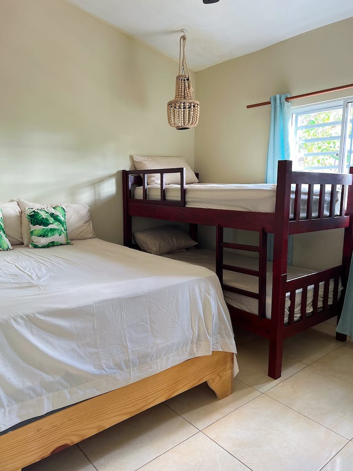 Მესამე საძინებელი საწოლით, სადაც დგას ორსაწოლიანი საწოლი და  კონდენციონერი 