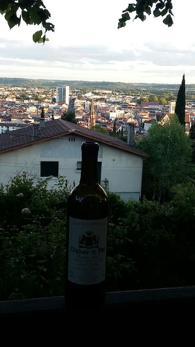 la vue sur la ville de la terrasse que nous mettrons à votre disposition (sans la bouteille ;o))
