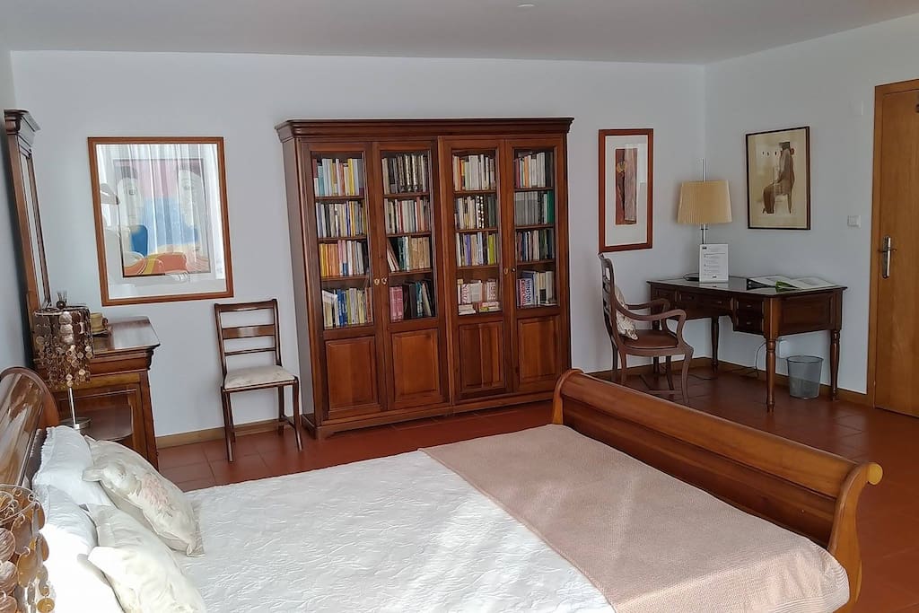 Quarto Duplo com biblioteca