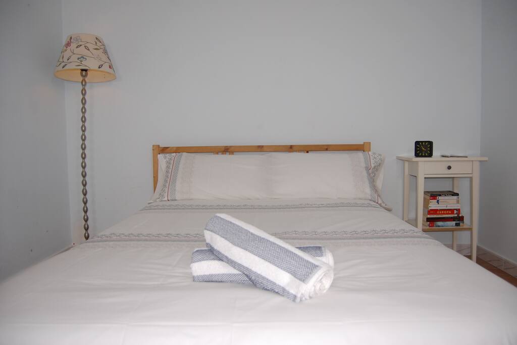 135 cm bed / Cama de 135 cm de ancho