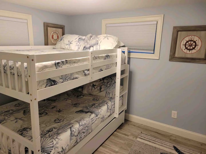 Спална соба бр. 2: два кревета со целосна големина со брачен кревет (широк 150-179 см) под него 