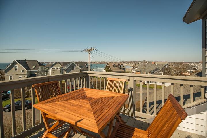 Beach View House steps to Beach-Newport 12 beds gallery image 2