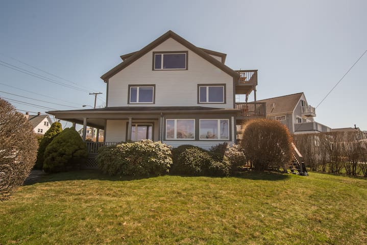 Beach View House steps to Beach-Newport 12 beds