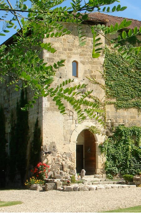 Le porche et sa fontaine
