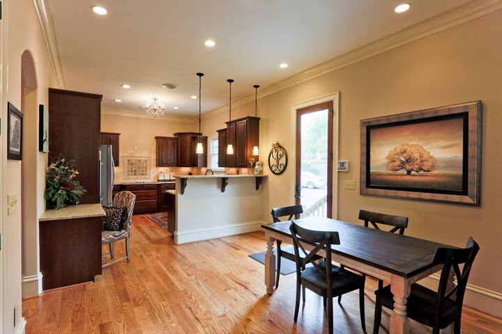 Massive Palace Close to Downtown! gallery image 2