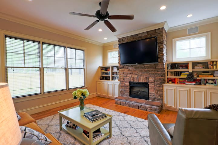 Massive Palace Close to Downtown!