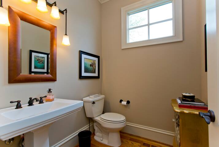 Massive Palace Close to Downtown! gallery image 4