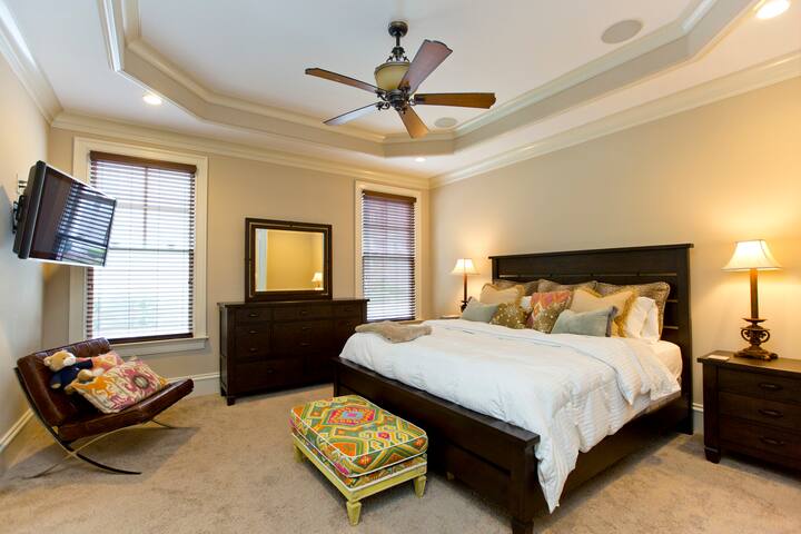 Massive Palace Close to Downtown! gallery image 5