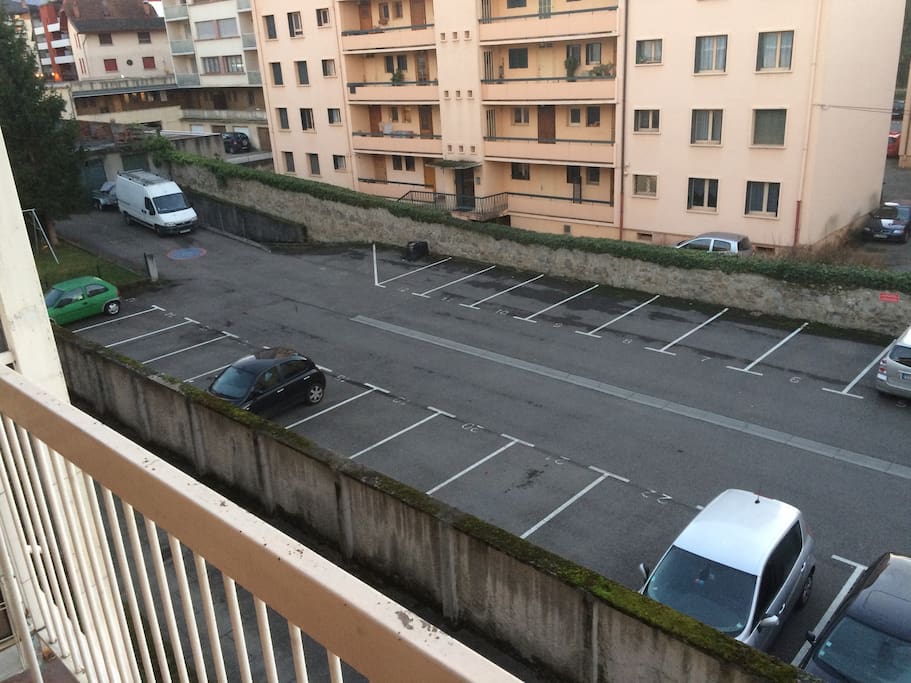 Une place de stationnement au pied de l'immeuble dans un parking fermé