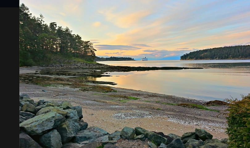 Seal Beach Cottage – Spacious waterfront 22 acres!