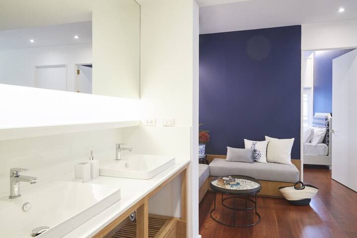 Private blue and white stylish house, 4Br 3Bathr. gallery image 3