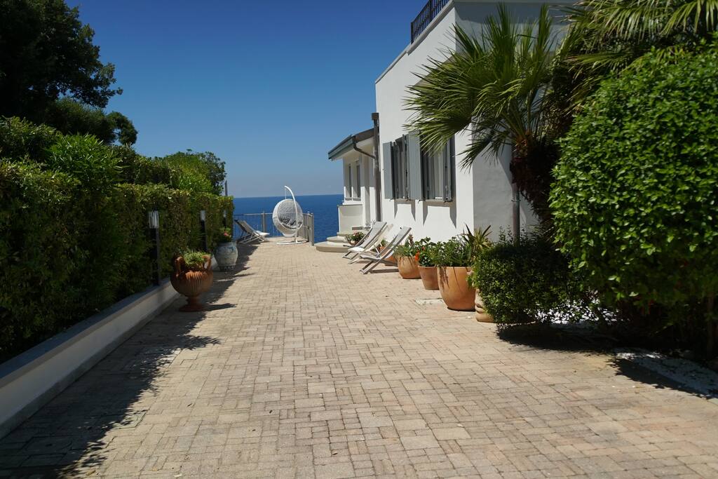 Un bellissimo vialetto che vi accompagnerà all'interno del nostro B&B...Così Com'è!