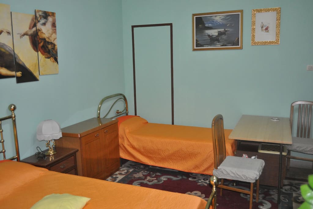 Stanza n. 4 - letto matrimoniale + letto singolo con bagno privato