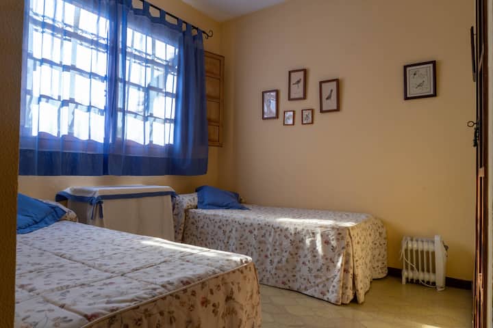 Chumba cha kulala mara mbili kilicho na kabati ya ndani