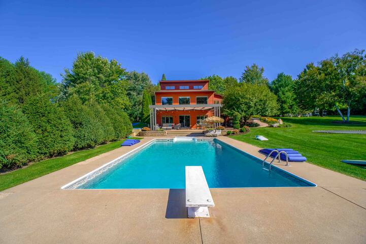 Resort LeMire Pool, hot tub and golf carts! gallery image 2