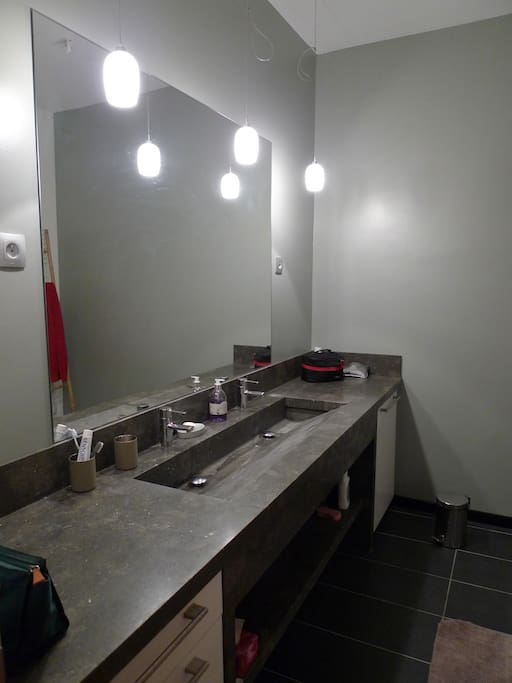 Salle de bain avec baignoire