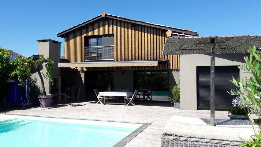 Villa near Bordeaux with beautiful pool gallery image 3