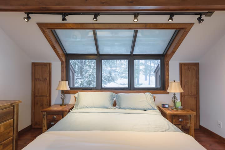 Спалня с двойно легло и зимна гледка