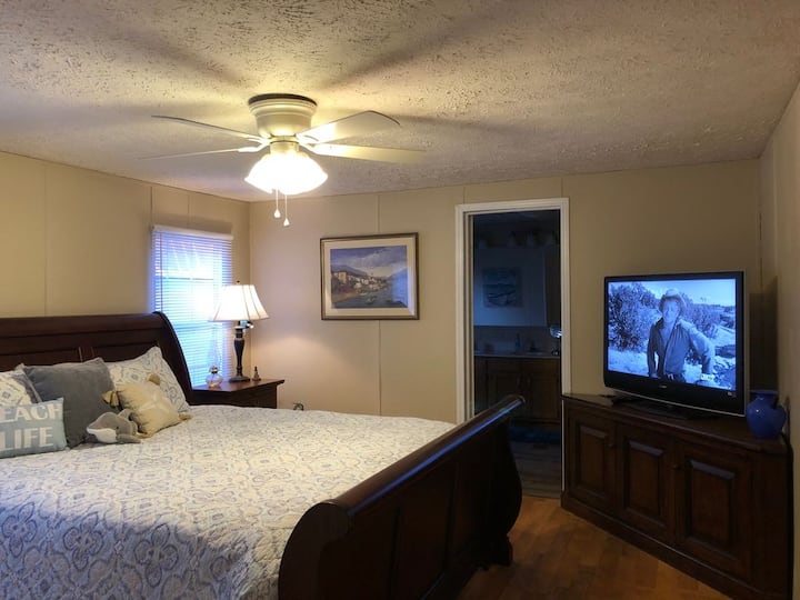 特大双人床和电视主卧