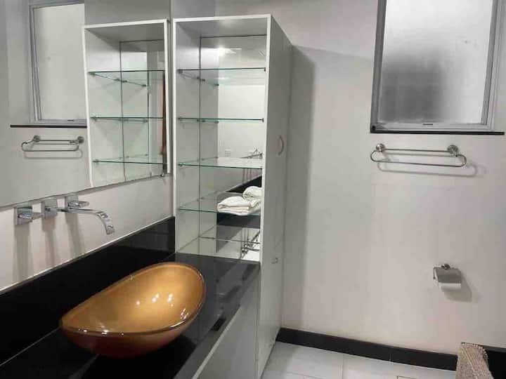 Kupaonica za posluživanje MBR #2 . Glavna spavaća soba, kupaonica br. 2