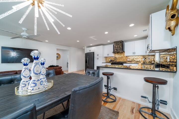 ROOFTOP HOT-TUB WITH DOWNTOWN VIEWS #2 gallery image 2