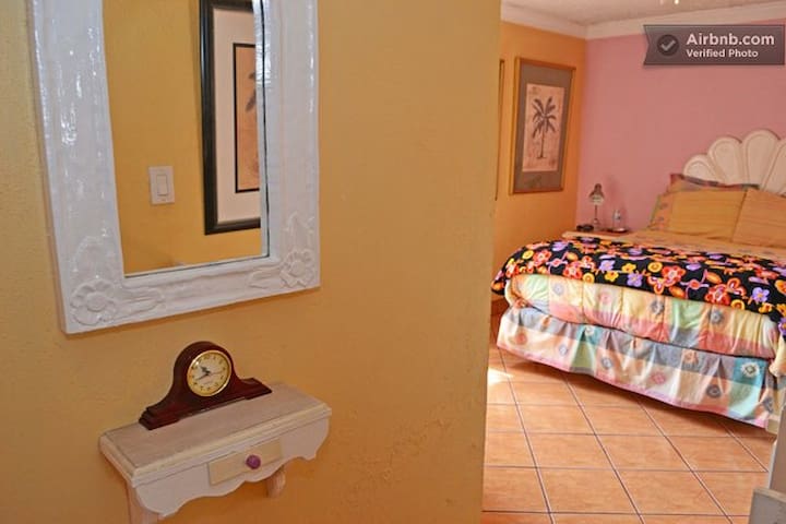 Charming Room 10M walk to Beach W/Private Bathroom