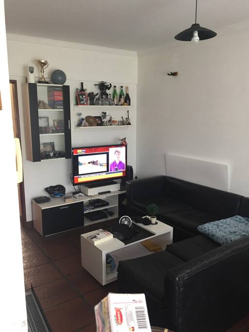 Living-comedor, sillón en L, TV Led 40'' con cable HD, wi-fi incluído