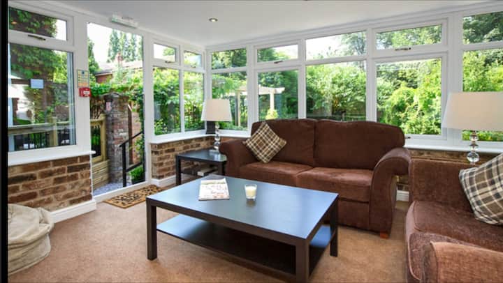 Салон в оранжерията с плоскоекранен телевизор и DVD. Диванът се превръща в много удобно двойно легло от 4 фута. Идеално за деца.