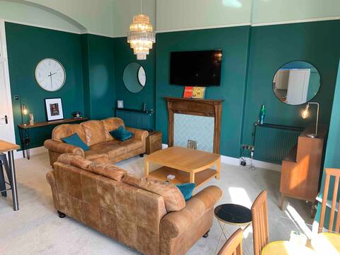 Top Airbnb: Cluedo Hall a groovy new place in Weston. in Weston Super Mare