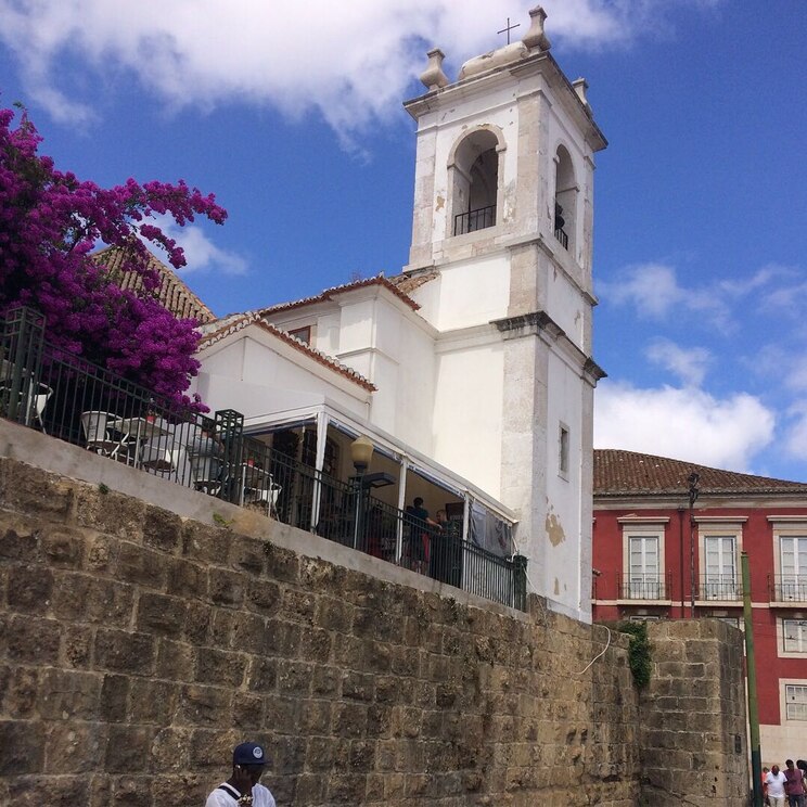 Show full-screen, host-provided image