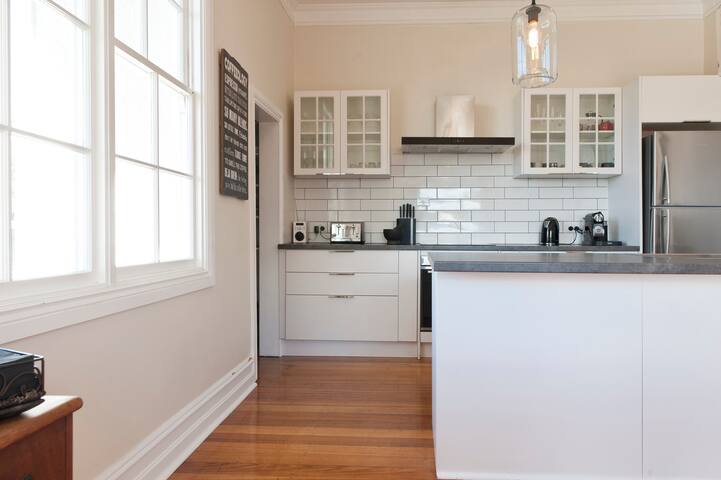 Stylish home with outdoor hot tub close to Hobart gallery image 3