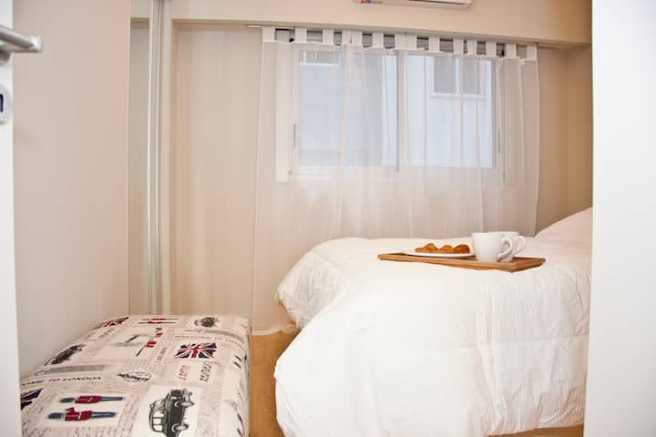 次卧配有一张标准双人床