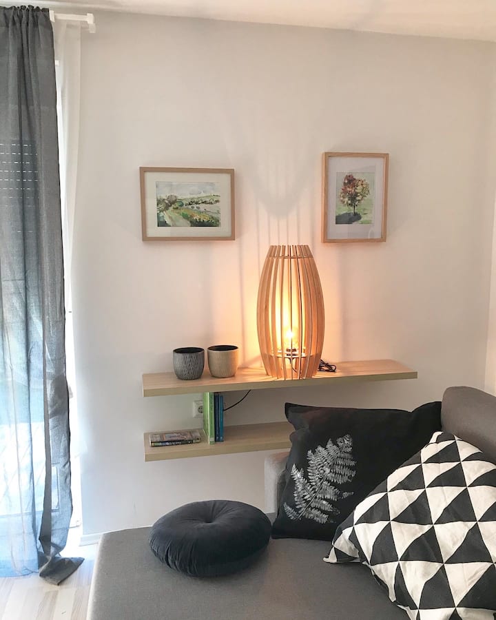 Coin confortable avec acuarelas du designer et livres sur le design