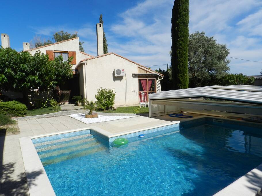 piscine de 50m2 ouverte à toute heure :-)
