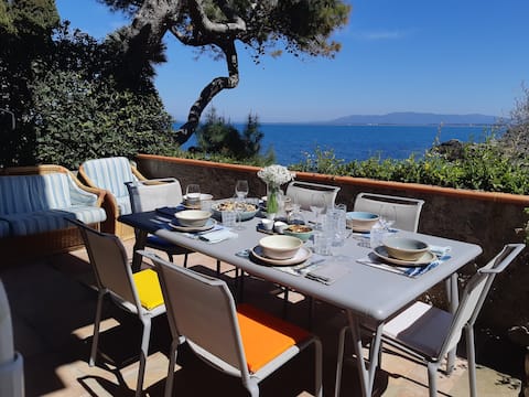 Villa with direct access to the sea