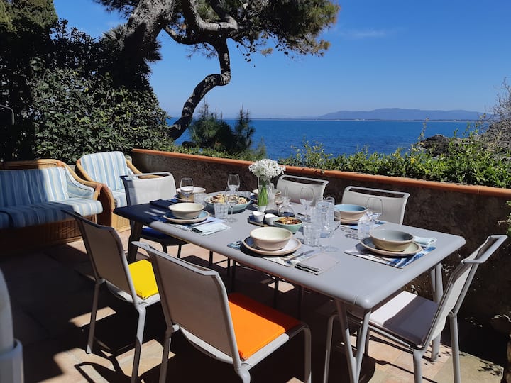Villa with direct access to the sea