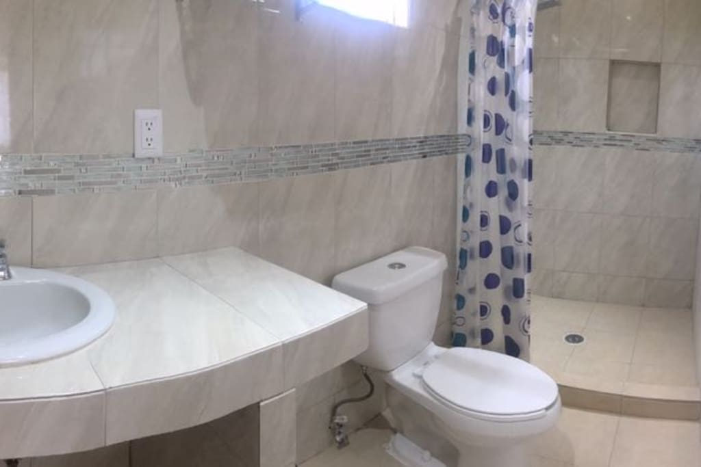 Vista de baño completo, buenos acabados, agua caliente.