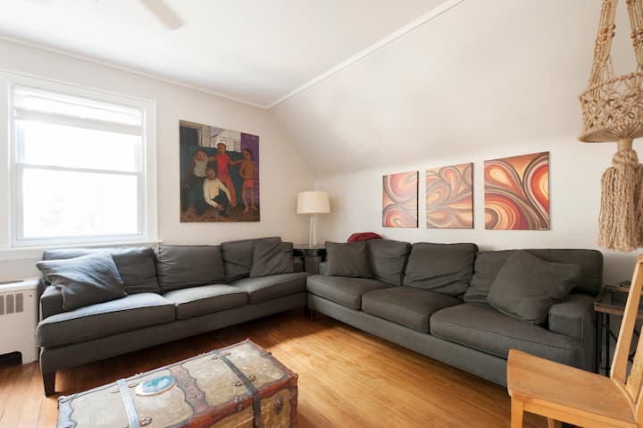 Sunny & Spacious Private Apt In Artist’s Home - Chicago, IL