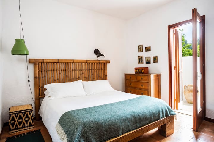 Room 2 with king bed