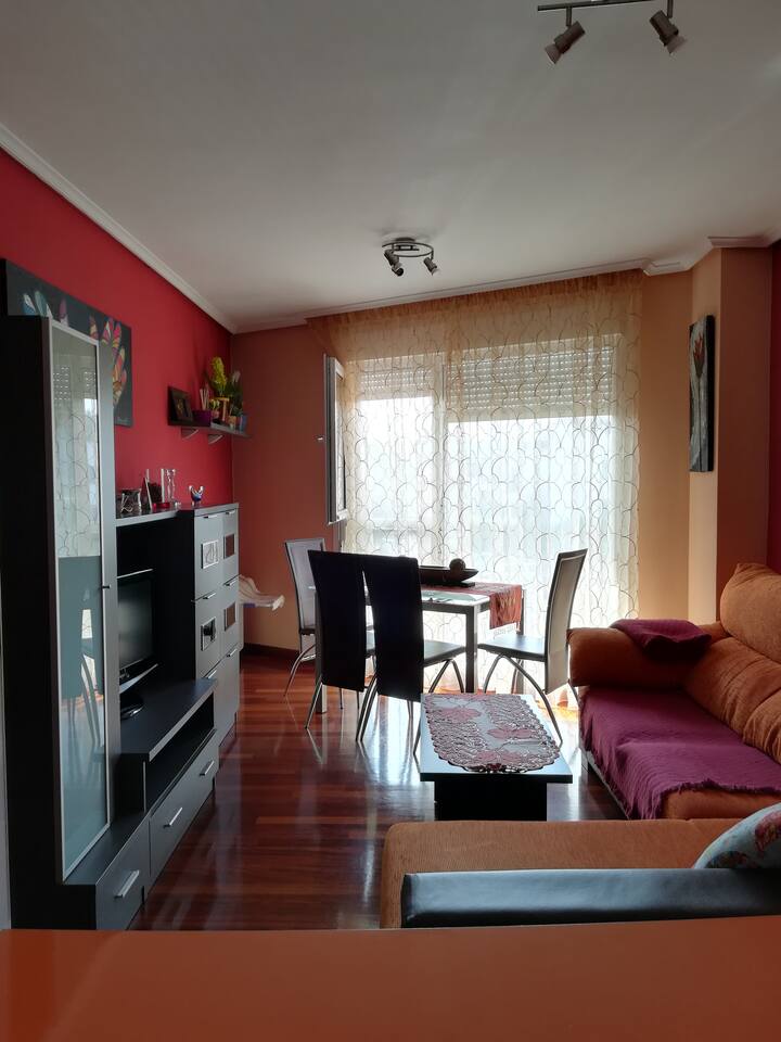 Saluni yenye dirisha,inaangalia maegesho ya gari na pango la Cudon, unaweza pia kuona mabwawa wakati kuna mawimbi makubwa. Upande wa kulia kuna maji na uuzaji wa mahitaji ya msingi. Mbele ya gari la wagonjwa karibu na uwanja wa michezo.