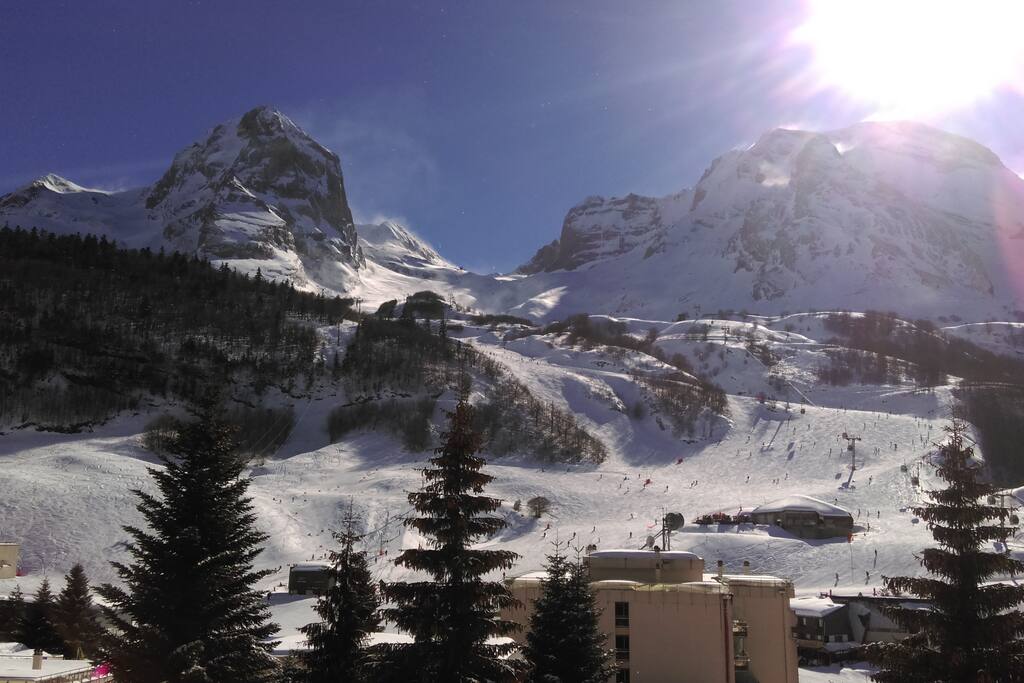 Vue depuis le balcon face aux pistes!