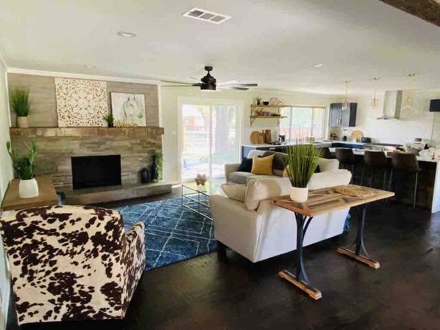 The Corner House- 5 BED/4 BATH home in Dallas gallery image 3