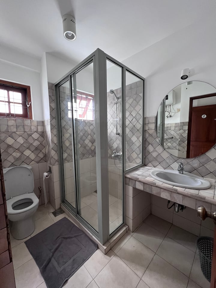 Slaapkamer 5- Badkamer- Tweede verdieping