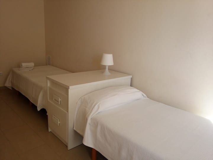 带2张单人床的双人卧室 