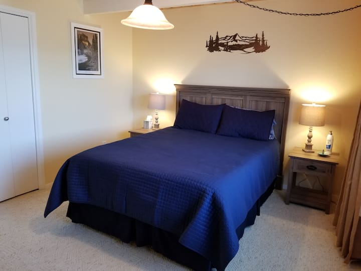 Საძინებელი 1 მთავარ სართულზე საწოლით 152 × 203 სმ